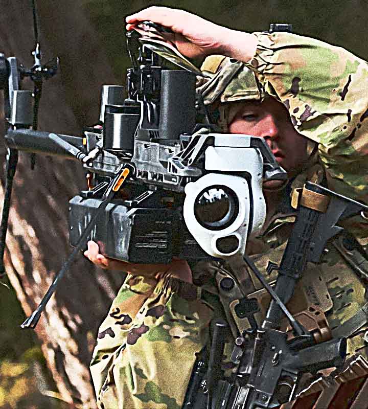 militaire portant une camera