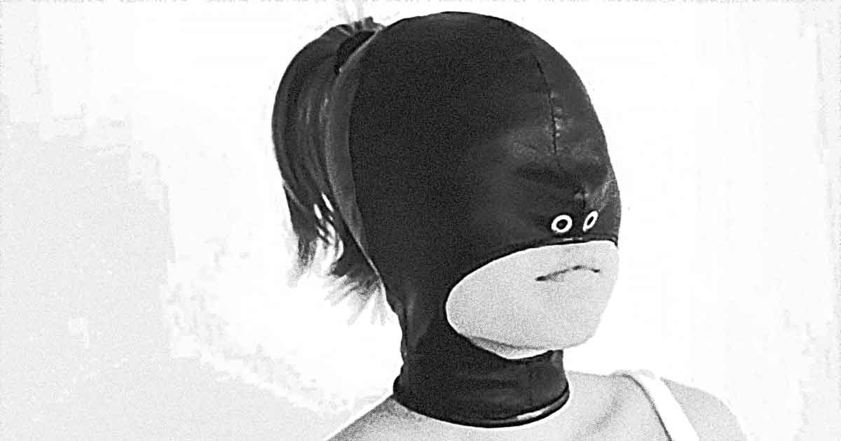 bdsm femme cagoulee