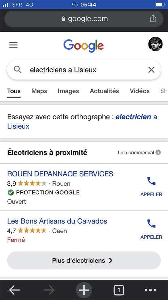 Exemple : recherche d'électriciens à Lisieux sur Google Mobile