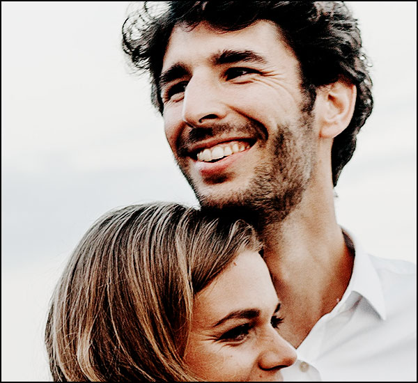 Mari heureux avec sa femme