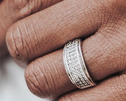Bague au doigt