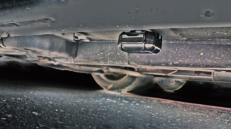 Traceur GPS aimanté sous la voiture