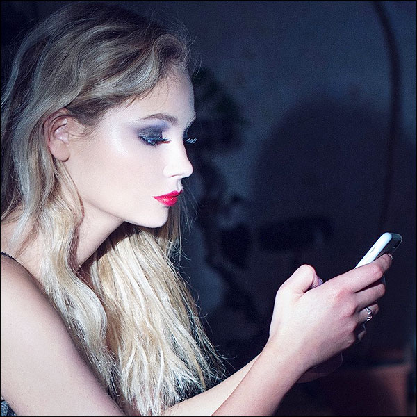 Opératrice de charme au téléphone
