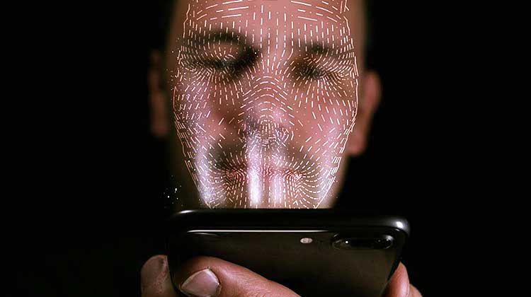 Un pirate informatique sur un téléphone