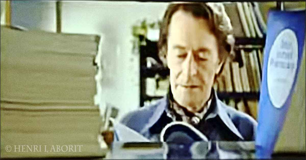 henri laborit lit un livre
