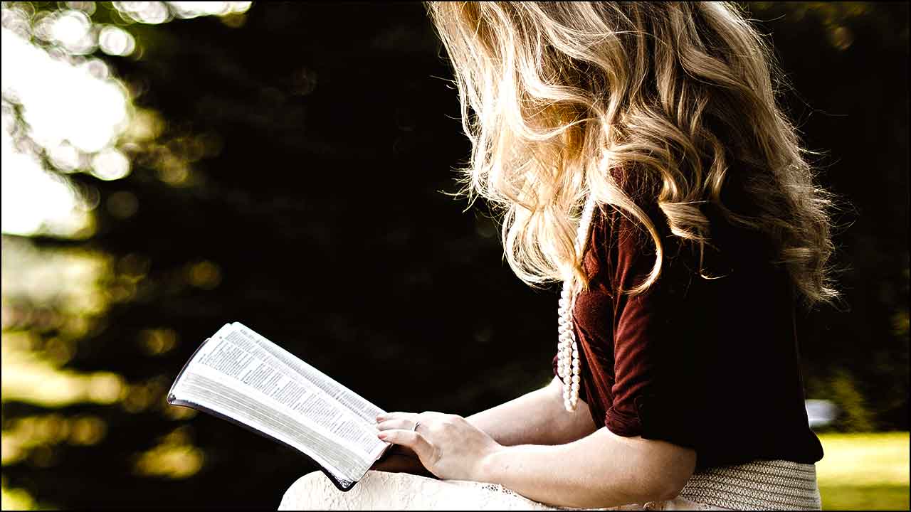 fille lisant ebook