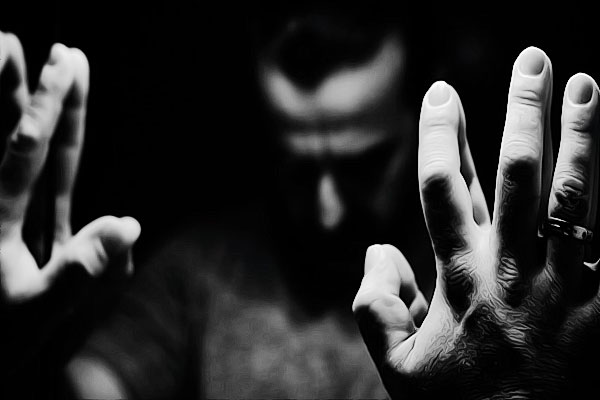 Un homme se pose des questions