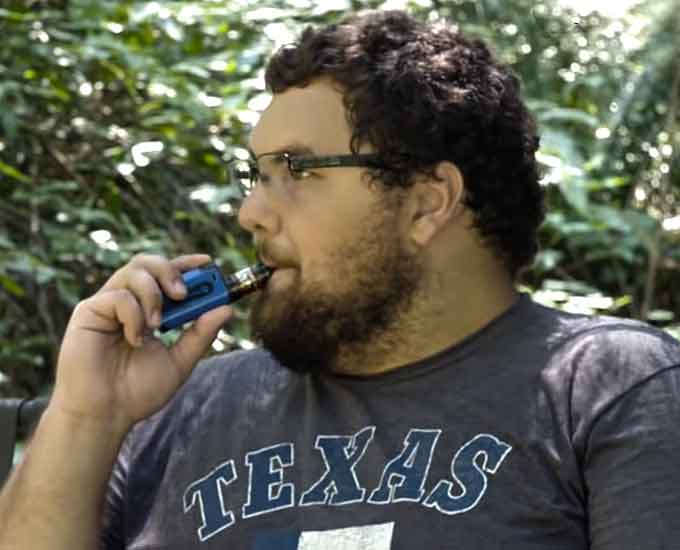 Enfant accro à la cigarette électronique
