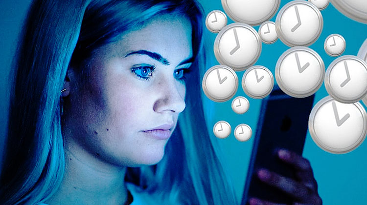 femme accro a son telephone