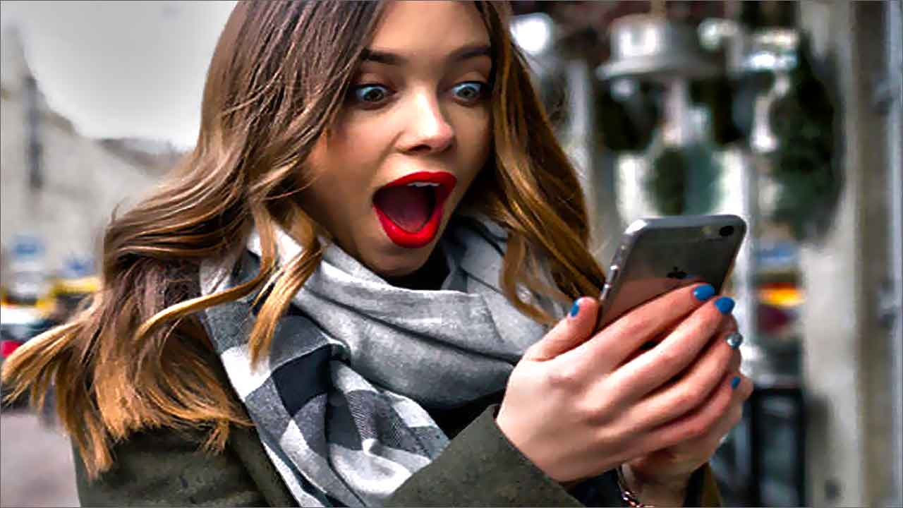 une femme adore son téléphone (iphone)