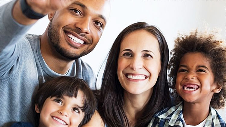 Famille recomposée souriante réunie autour d’une table