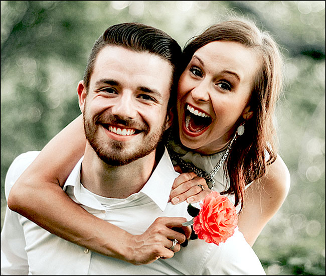 couple de jeunes maries aimants