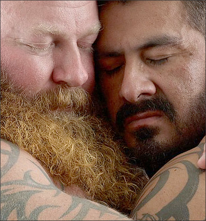 deux hommes tendres senlacent