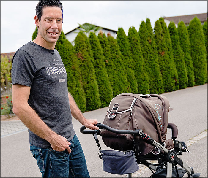 Un monsieur avec poussette forcé à être père