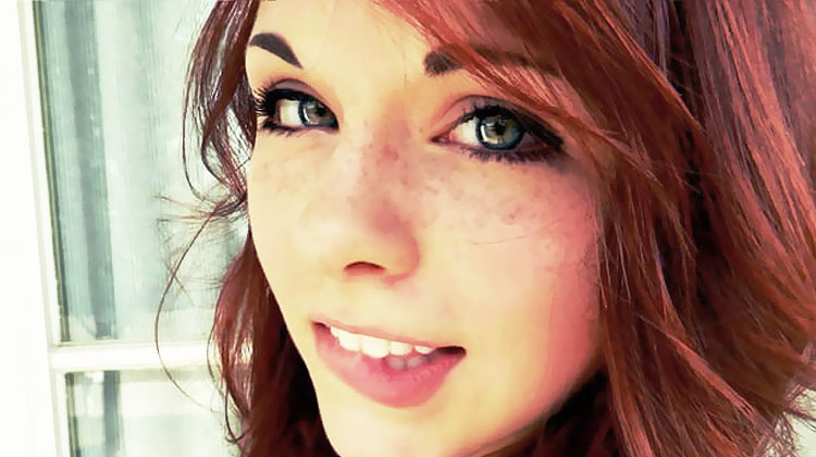 une fille qui se mord la levre inferieure