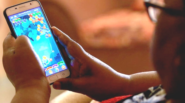 personne obese jouant a un jeu sur telephone