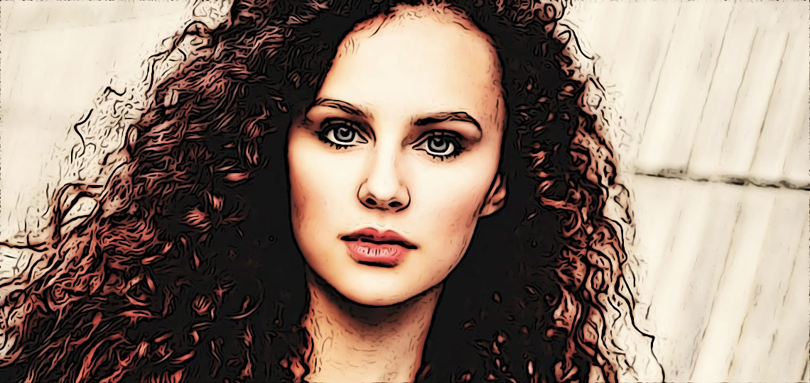 femme brune aux yeux bleus