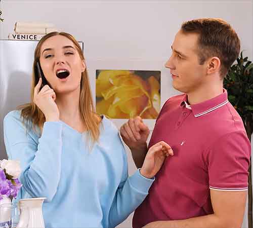 Ma femme discute au téléphone