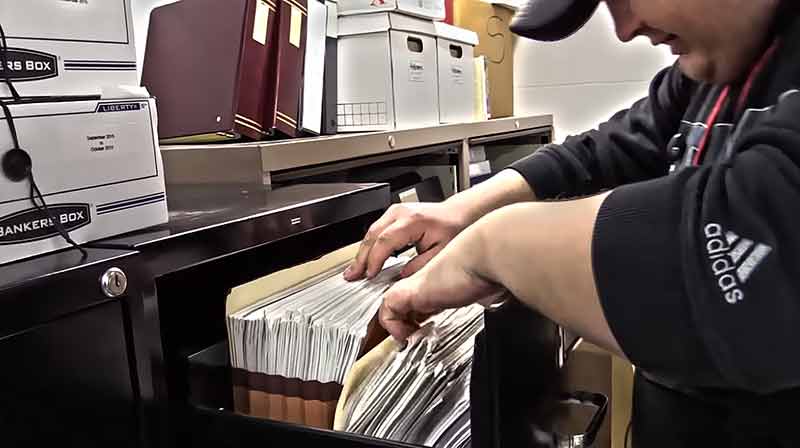 Un hacker membre de la red team fouille dans les papiers
