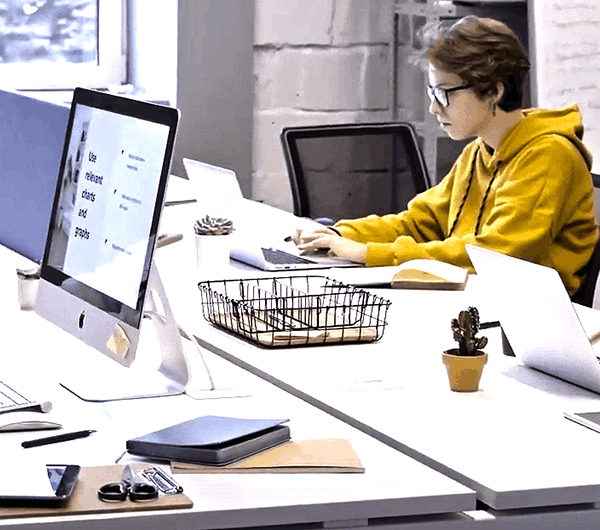 Travailler au bureau dans le nuage
