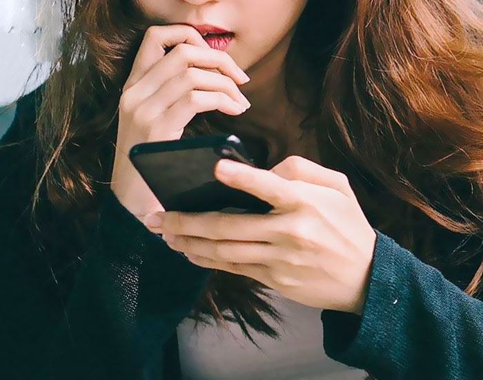 femme sur les reseaux sociaux