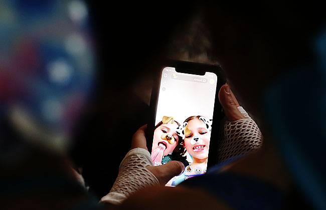 Deux enfants sur Snapchat