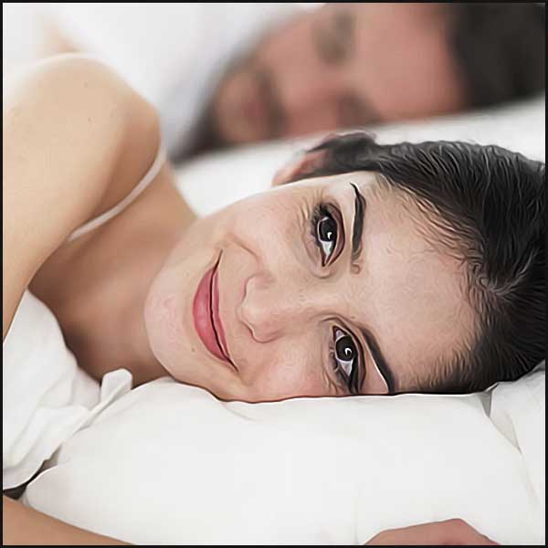 Femme au lit pense à son amant