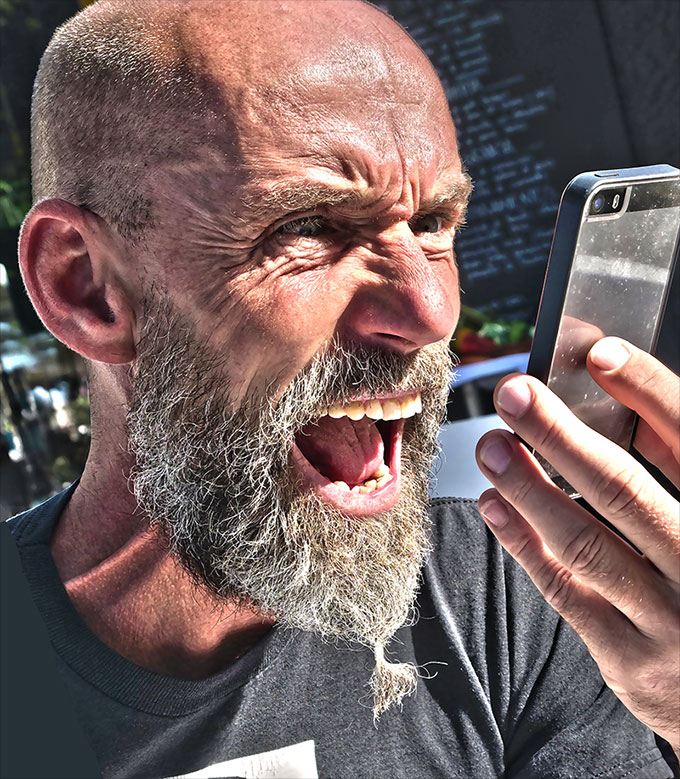 Un homme crie au téléphone