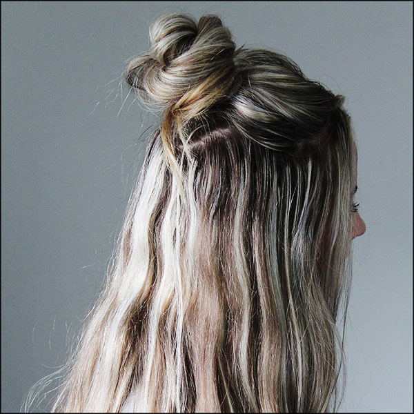 Chignon désordonné demi-haut