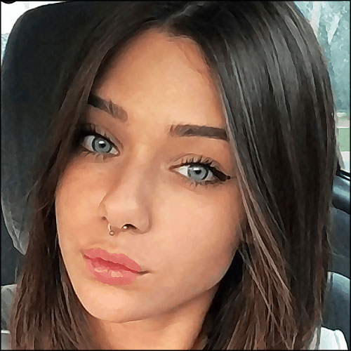 Jeune fille brune aux yeux bleus avec piercing