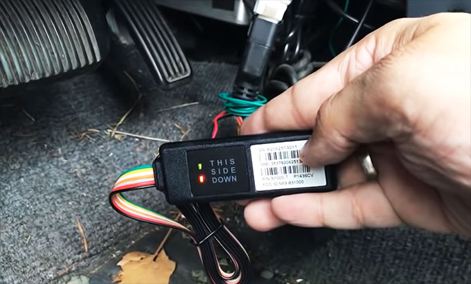 Traceur GPS dissimulé dans une voiture