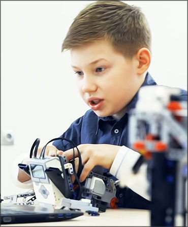 Un enfant fait une construction de lui-même