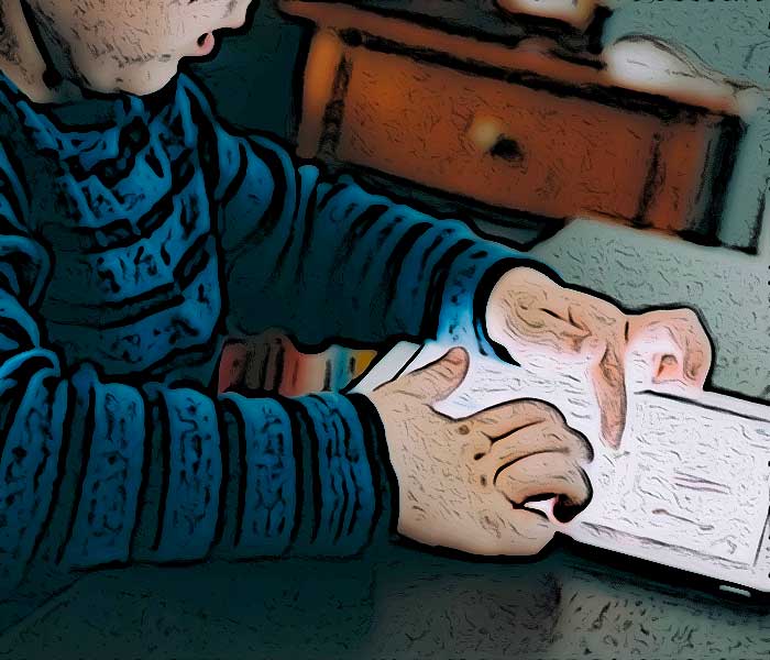 enfant joue sur une tablette