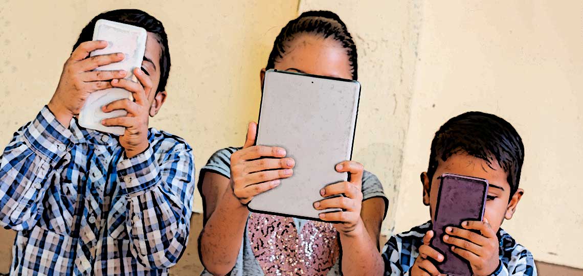 trois enfants avec telephone et tablette