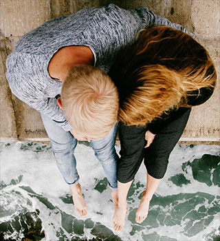 Couple devant la plage