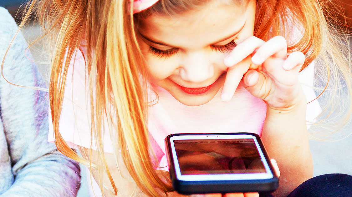 Un enfant téléphone