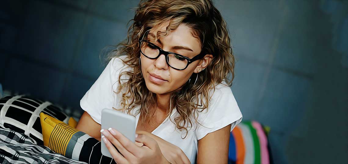 femme en teletravail sur son lit