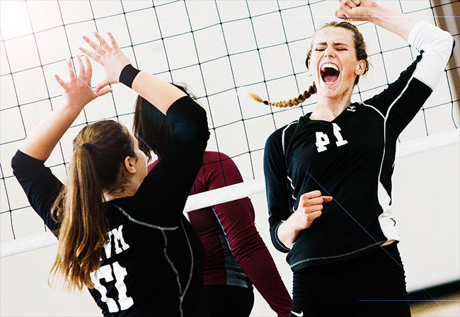 Joueuses de volley-ball heureuses (adolescentes)