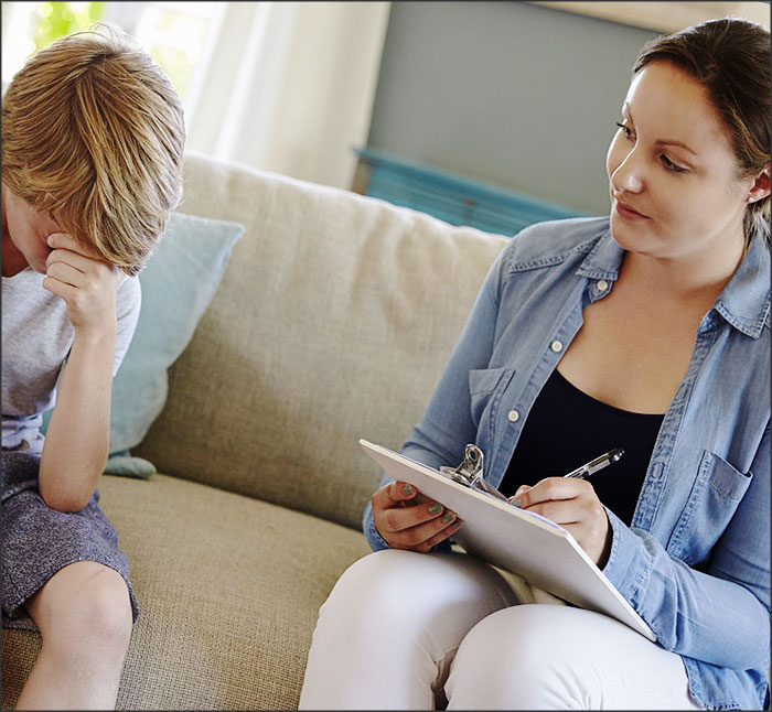 psychologue interroge un enfant