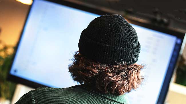 Un adolescent regarde un écran