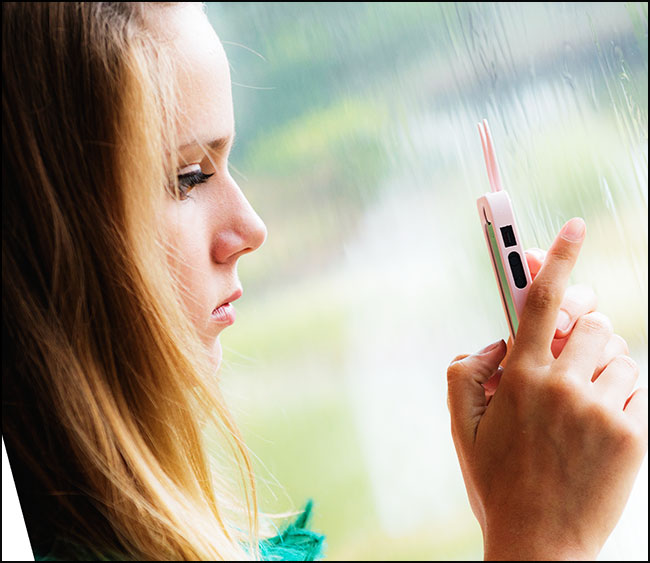 Une adolescente et son téléphone