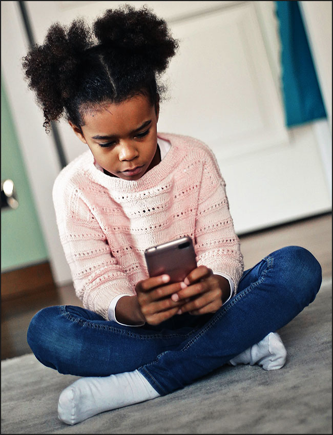 Une petite fille téléphone