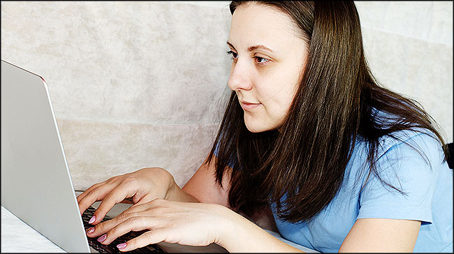 Bannière : une fille surfe sur internet