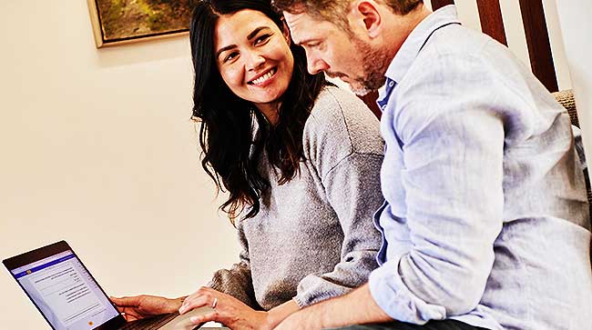Un couple devant un site internet