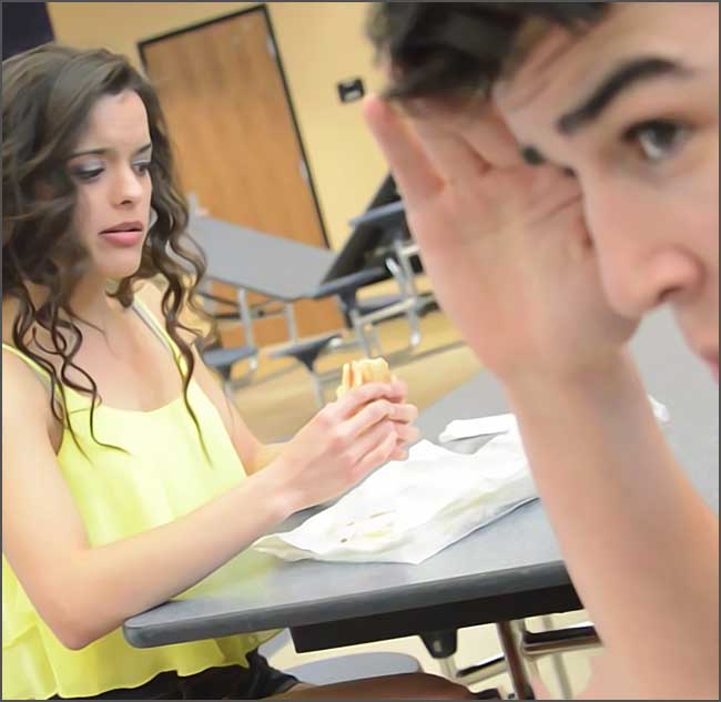 Jeune homme facepalm, jeune femme étonnée.