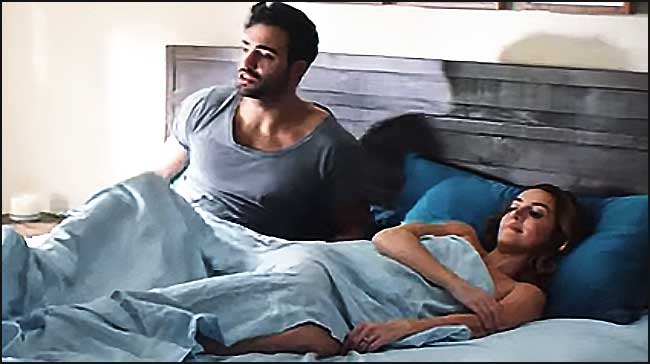 Une femme fait l'amour à un homme