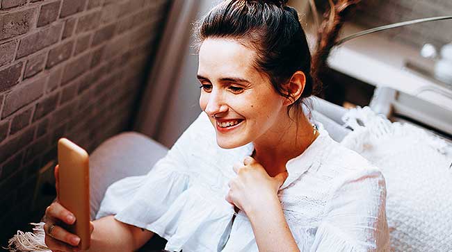 Une fille sur un site de rencontres