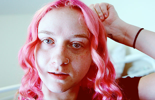 Photo de face Gay cheveux roses