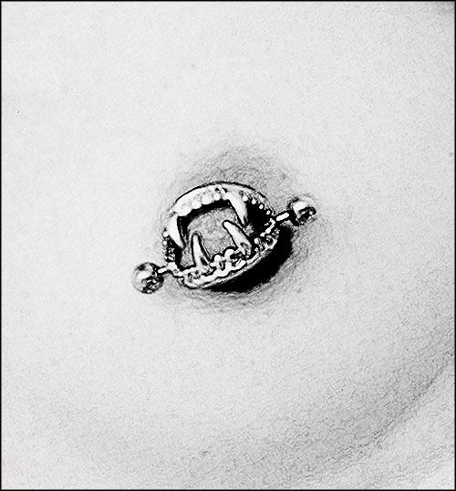 piercing pour teton feminin en forme de machoire