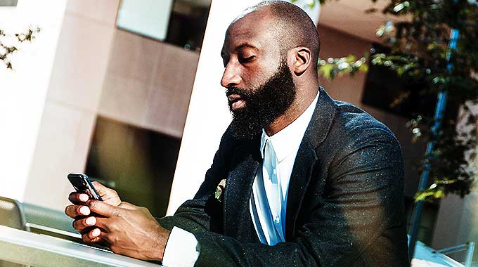 un homme sur les reseaux sociaux